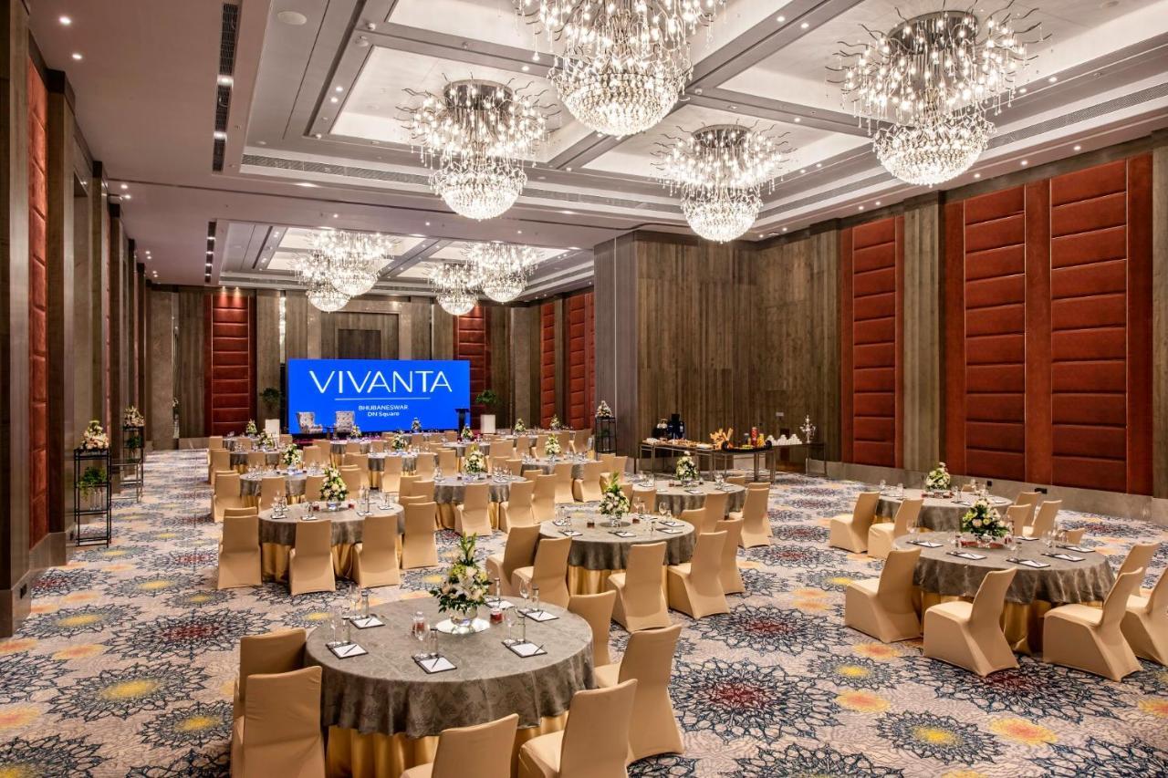 होटल Vivanta Dn Square 5*