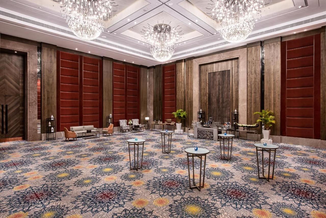 Vivanta Dn Square होटल 5*