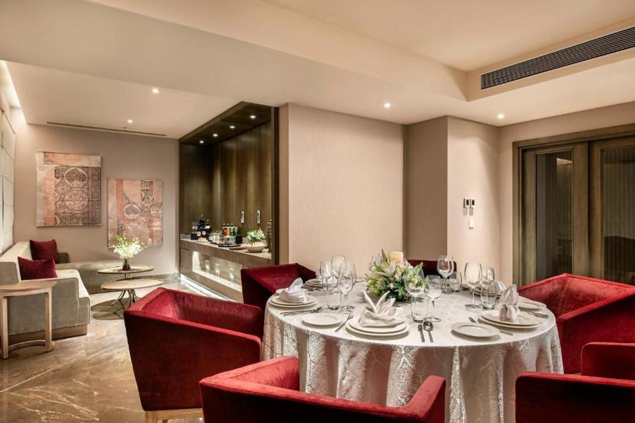 होटल Vivanta Dn Square 5*