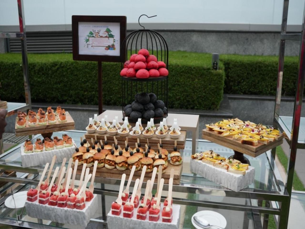 होटल Vivanta Dn Square 5*