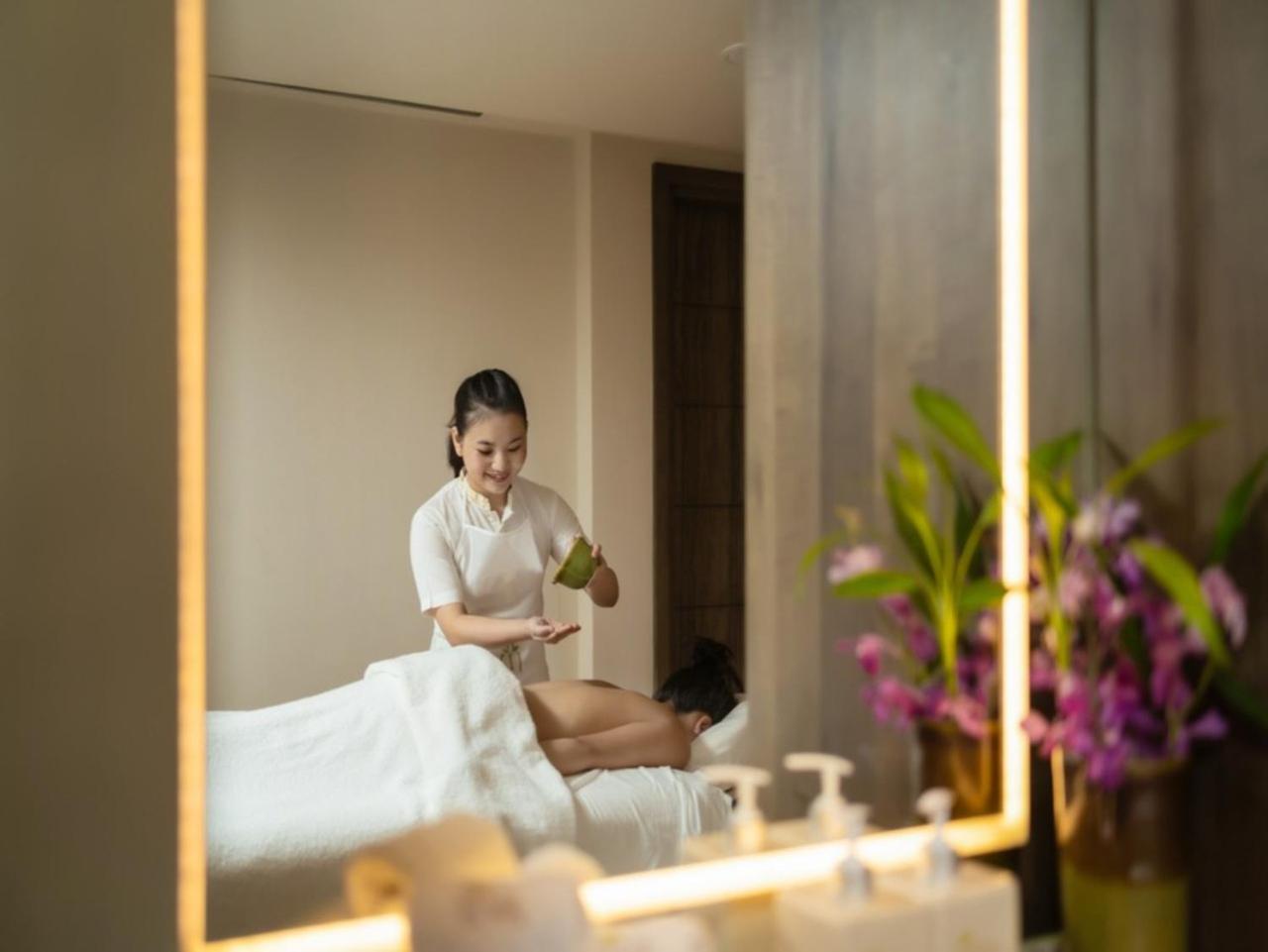 होटल Vivanta Dn Square 5*